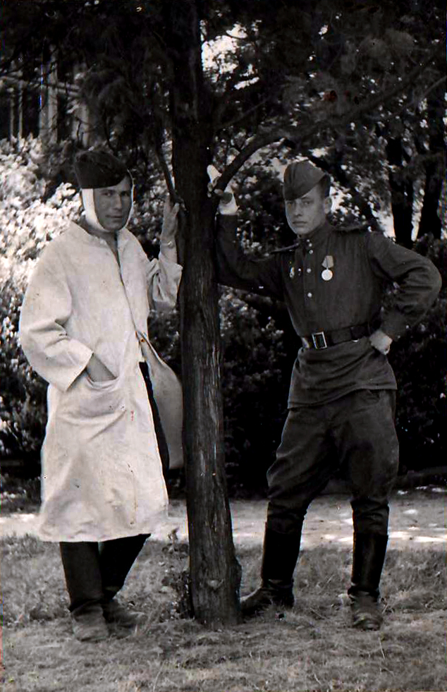 Старший сержант Суляев А.М (слева) с боевым товарищем в военном госпитале